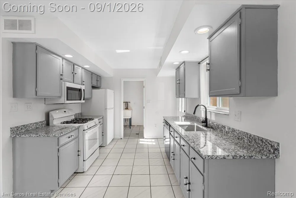22509 Avon Street St Clair Shores City, MI 48082