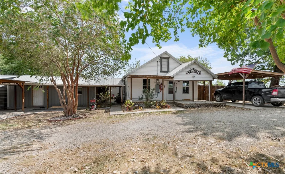 798 County Road 367 Lott, TX 76656