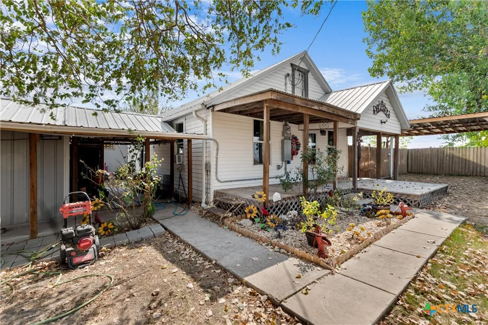 798 County Road 367 Lott, TX 76656