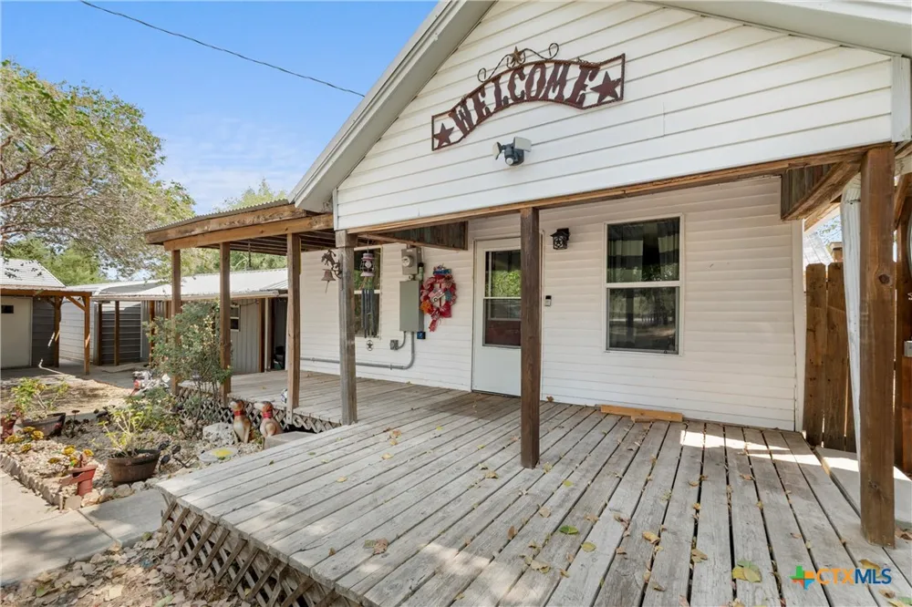 798 County Road 367 Lott, TX 76656