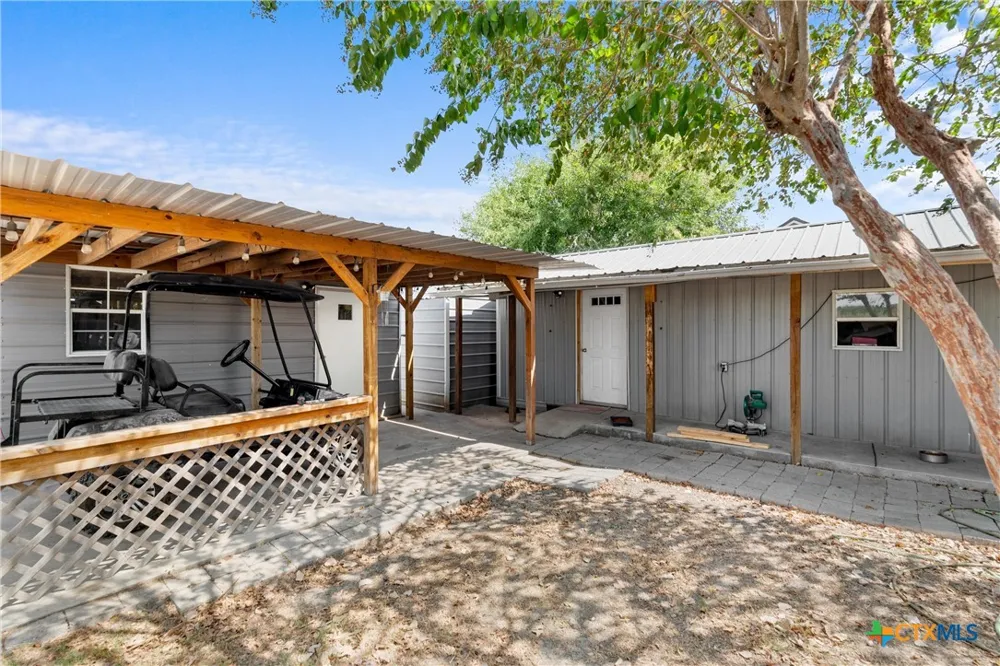 798 County Road 367 Lott, TX 76656