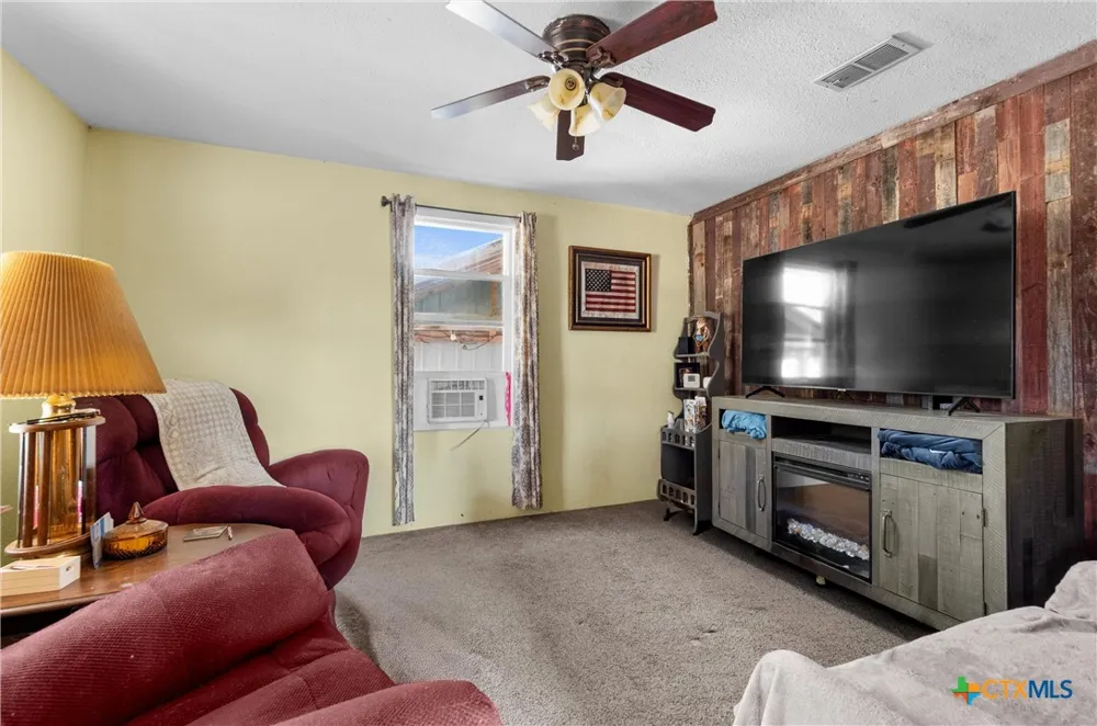 798 County Road 367 Lott, TX 76656