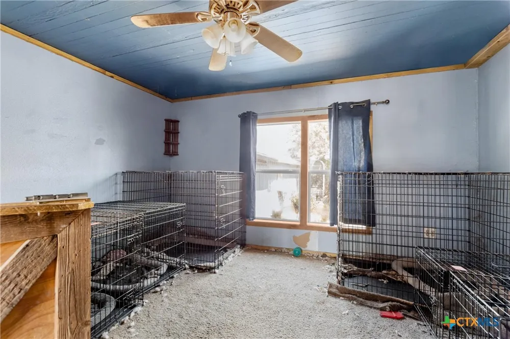 798 County Road 367 Lott, TX 76656