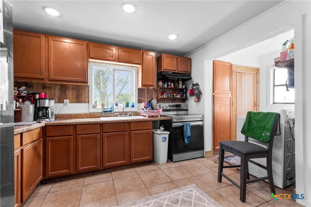 798 County Road 367 Lott, TX 76656