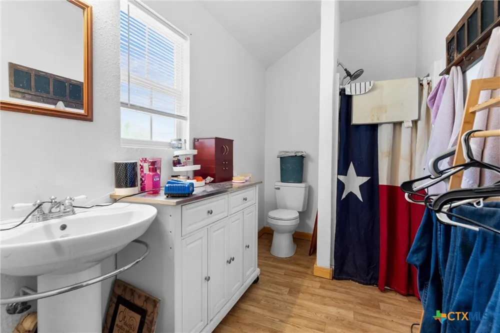 798 County Road 367 Lott, TX 76656