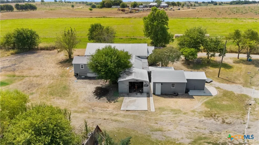 798 County Road 367 Lott, TX 76656