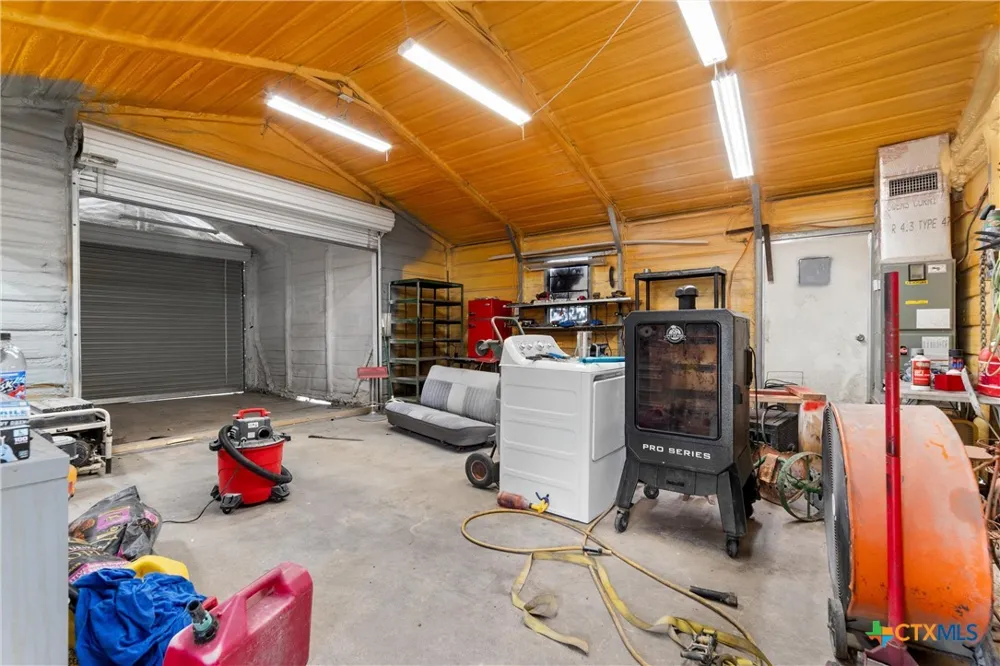 798 County Road 367 Lott, TX 76656