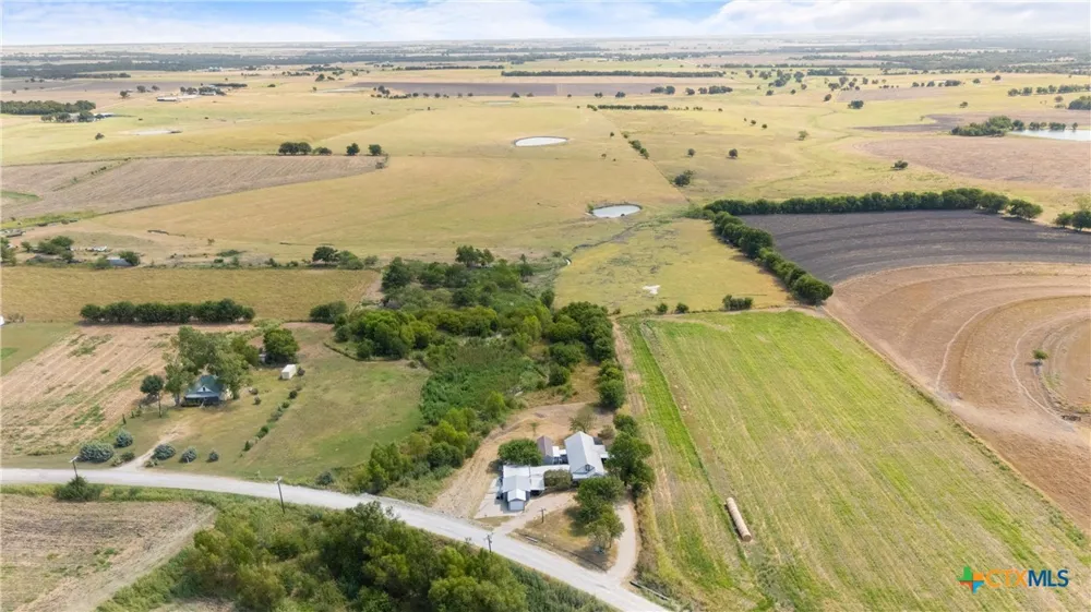 798 County Road 367 Lott, TX 76656