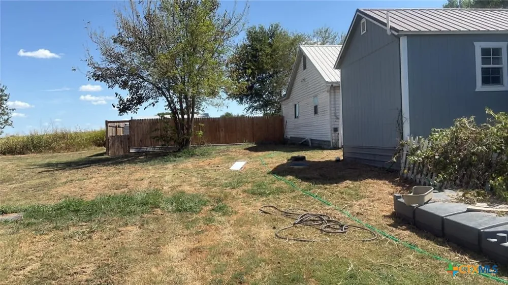 798 County Road 367 Lott, TX 76656