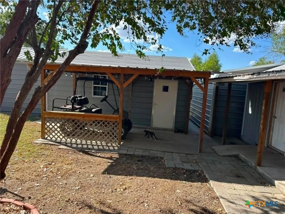 798 County Road 367 Lott, TX 76656
