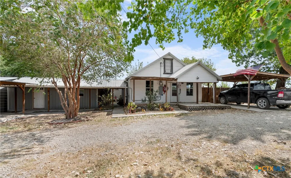 798 County Road 367 Lott, TX 76656