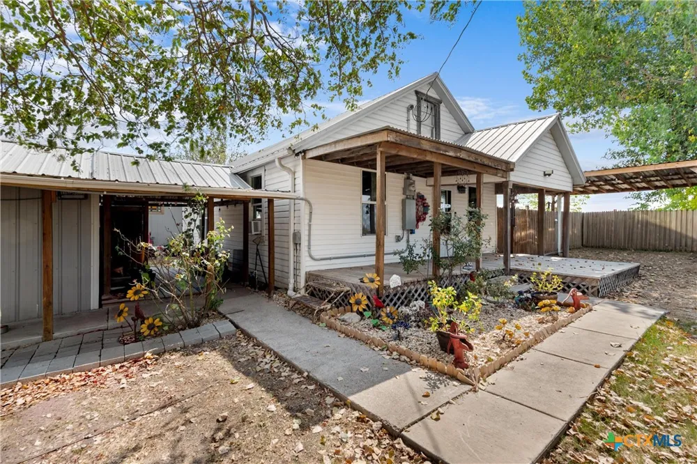 798 County Road 367 Lott, TX 76656