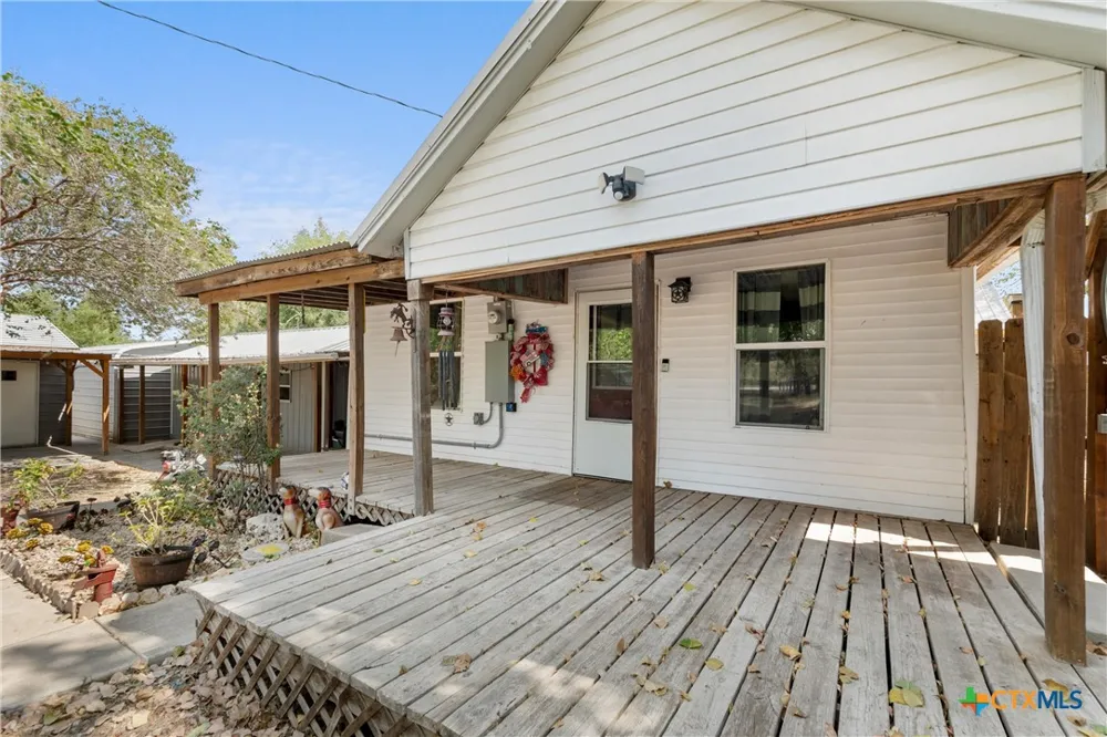 798 County Road 367 Lott, TX 76656