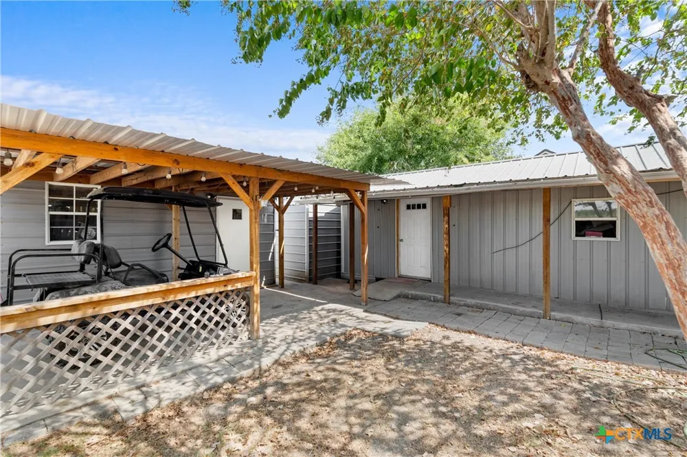 798 County Road 367 Lott, TX 76656