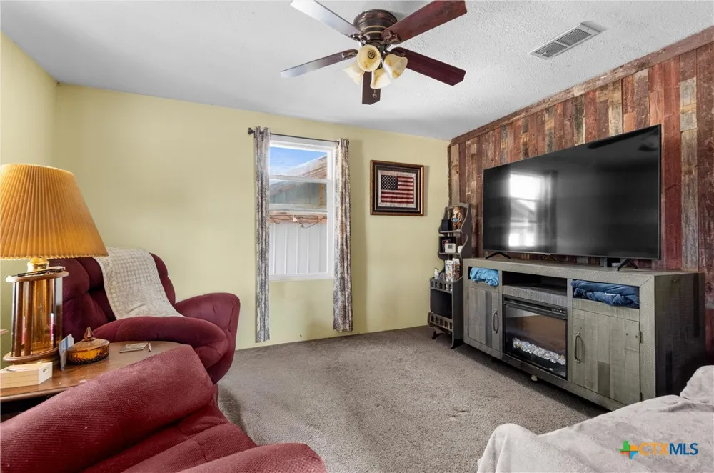798 County Road 367 Lott, TX 76656