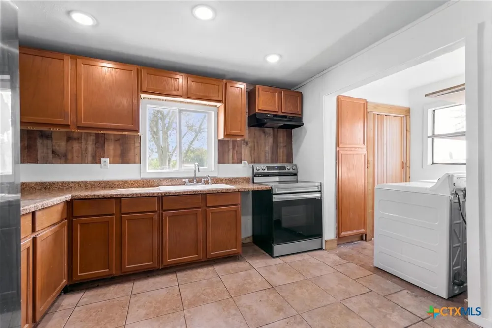 798 County Road 367 Lott, TX 76656
