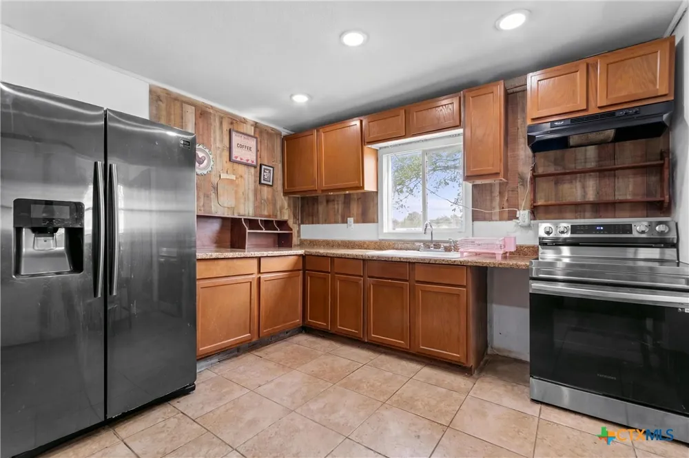 798 County Road 367 Lott, TX 76656