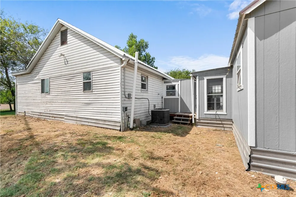 798 County Road 367 Lott, TX 76656