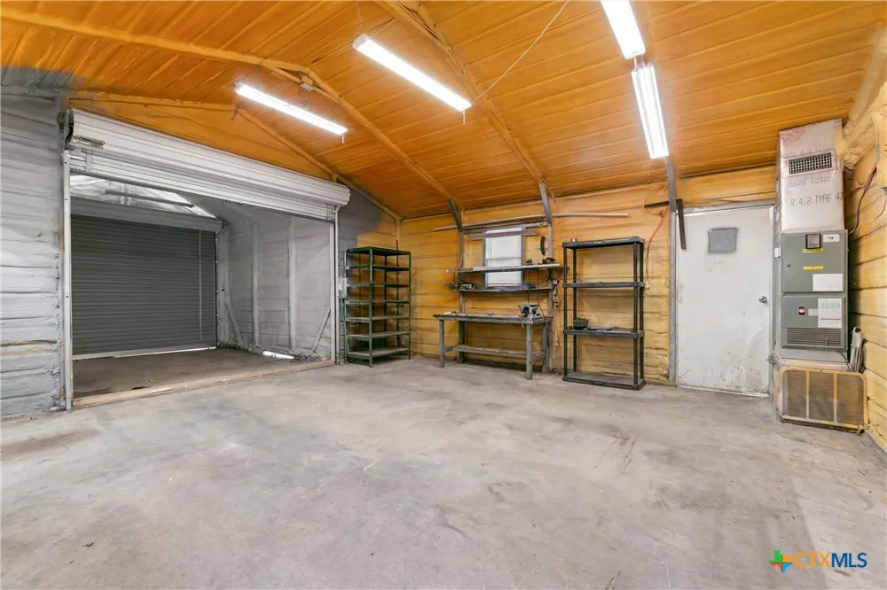 798 County Road 367 Lott, TX 76656