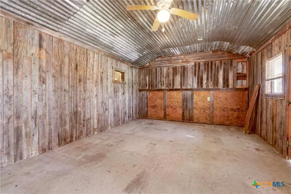 798 County Road 367 Lott, TX 76656