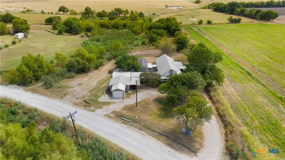 798 County Road 367 Lott, TX 76656