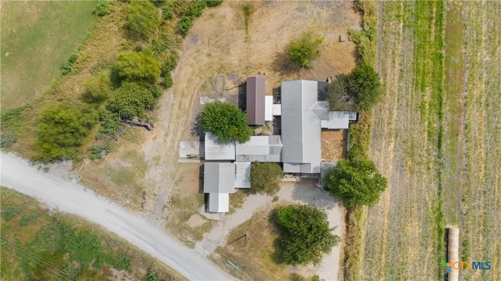798 County Road 367 Lott, TX 76656