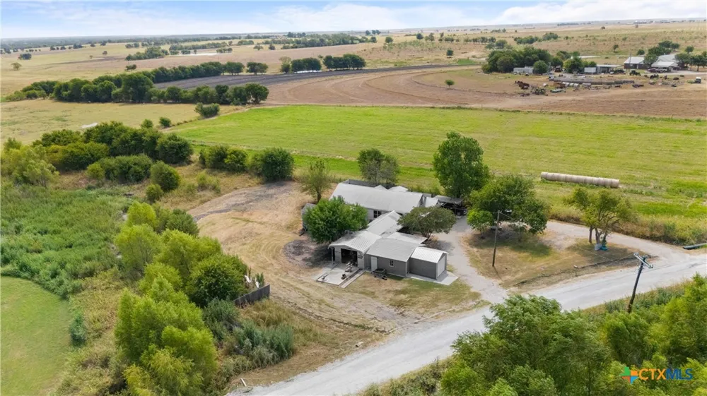 798 County Road 367 Lott, TX 76656