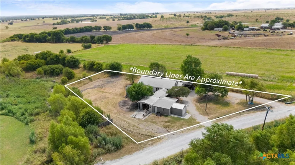 798 County Road 367 Lott, TX 76656