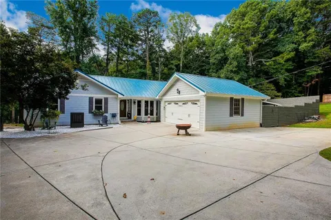 1695 Lakeside Trail