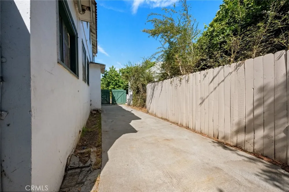 1622 Navarro Pasadena, CA 91103