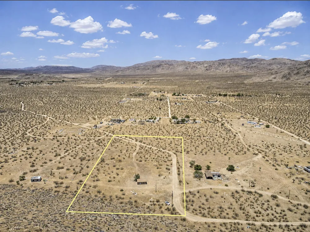 27127 Zuni Road Apple Valley, CA 92307
