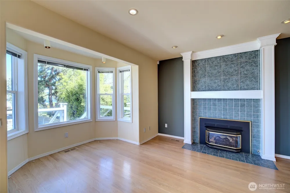 9942 Rainier Avenue S Seattle, WA 98118