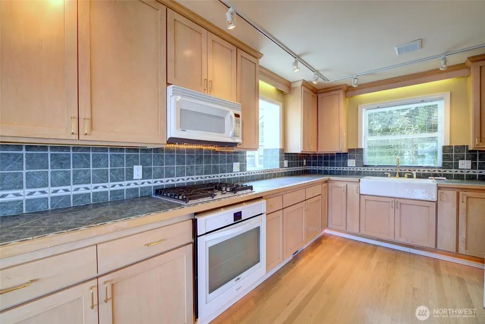 9942 Rainier Avenue S Seattle, WA 98118