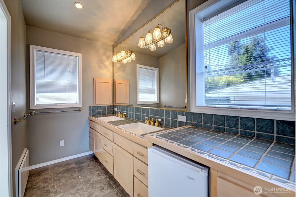 9942 Rainier Avenue S Seattle, WA 98118