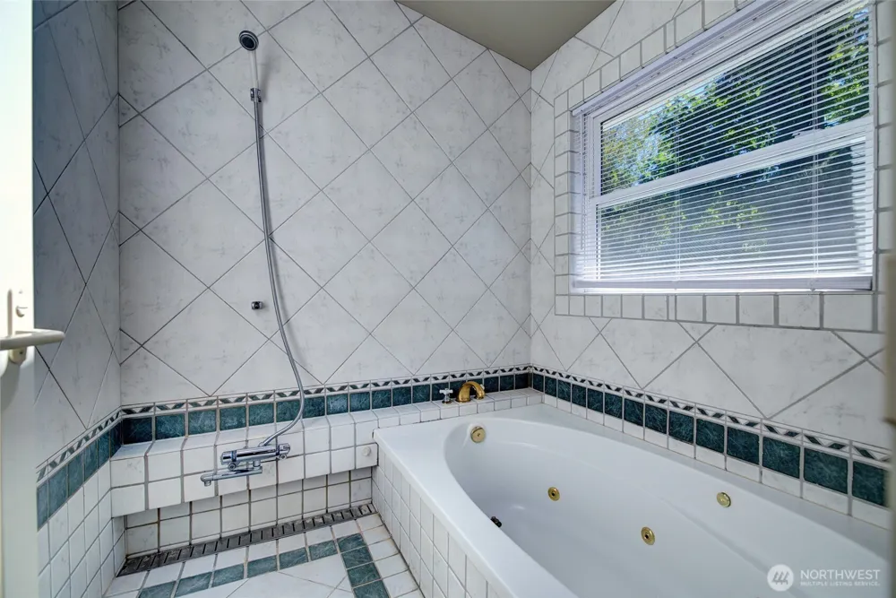9942 Rainier Avenue S Seattle, WA 98118