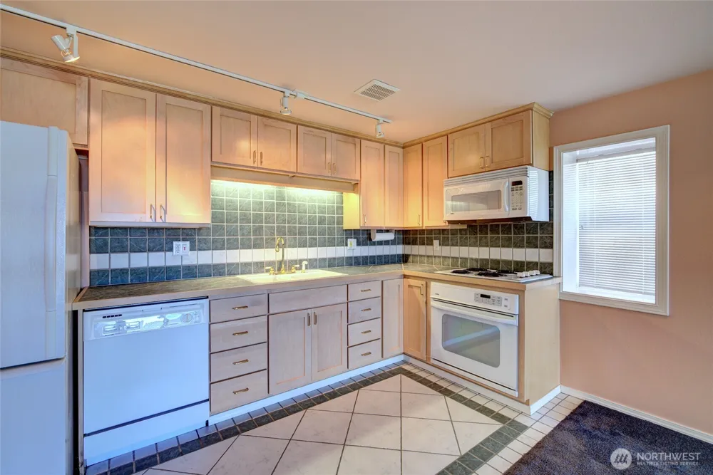 9942 Rainier Avenue S Seattle, WA 98118