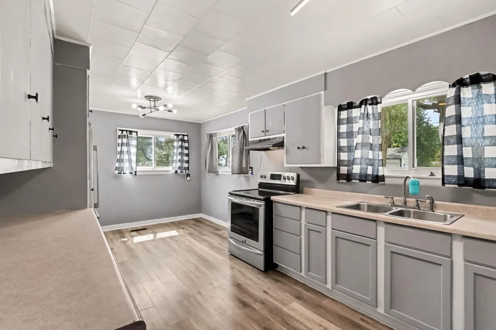 806 S Lincoln Avenue Three Rivers, MI 49093