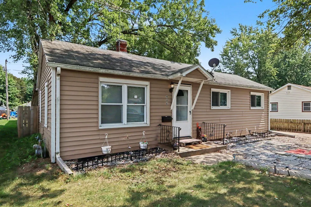 806 S Lincoln Avenue Three Rivers, MI 49093