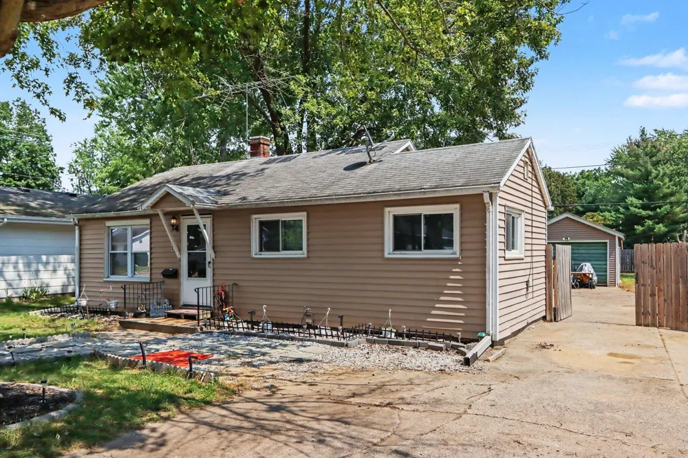 806 S Lincoln Avenue Three Rivers, MI 49093