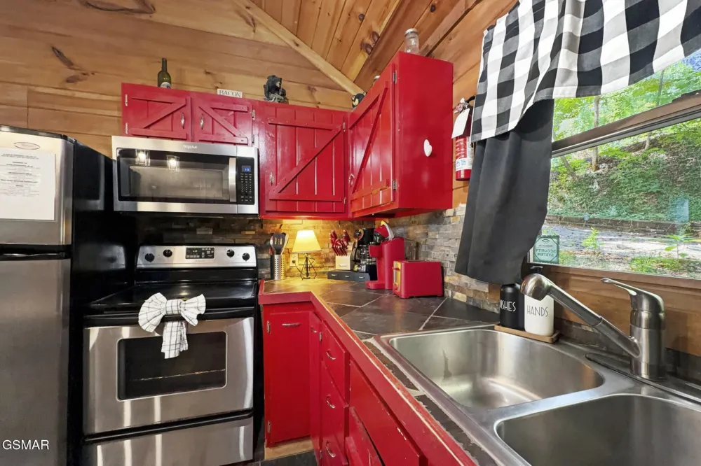 1935 Sb Ogle Lane Sevierville, TN 37876