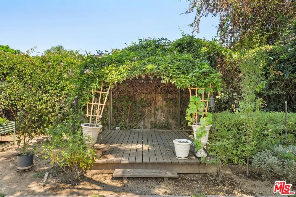 5620 Matilija Avenue Los Angeles, CA 91401