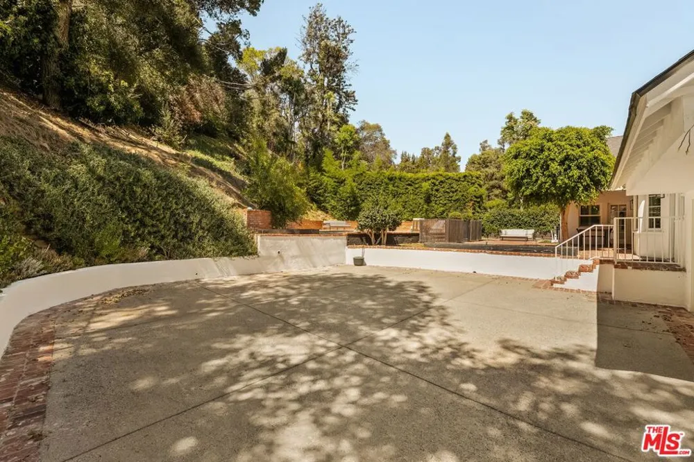 2583 Hutton Drive Los Angeles, CA 90210