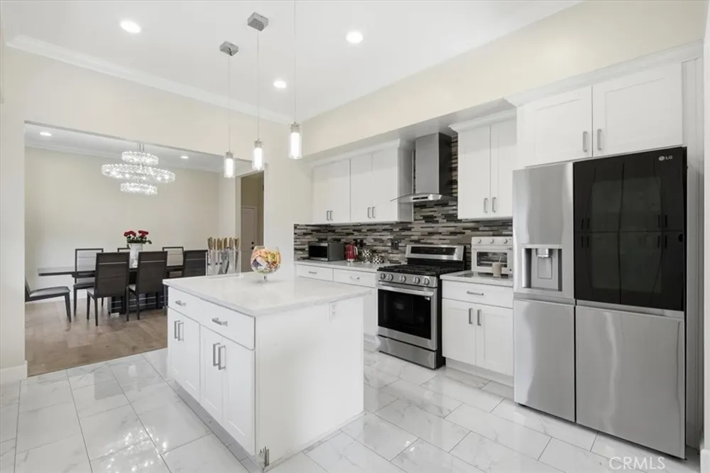 6525 Mary Ellen Valley Glen, CA 91401