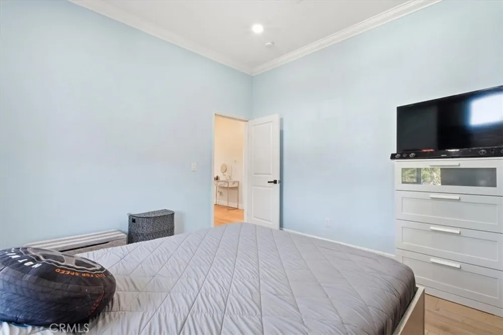 6525 Mary Ellen Valley Glen, CA 91401