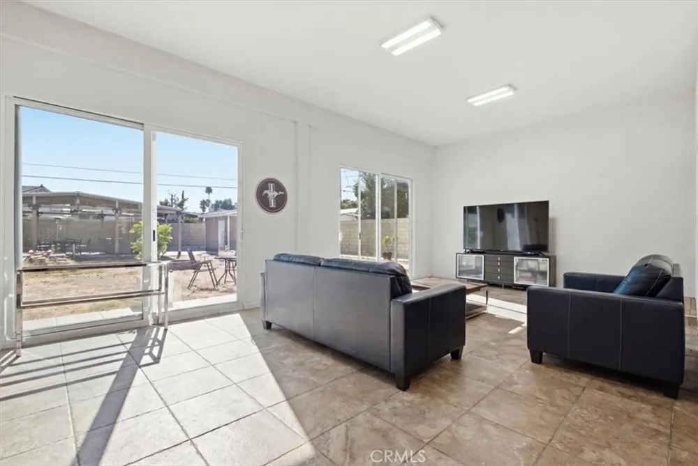 6525 Mary Ellen Valley Glen, CA 91401
