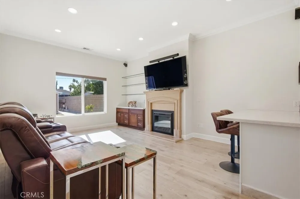 6525 Mary Ellen Valley Glen, CA 91401