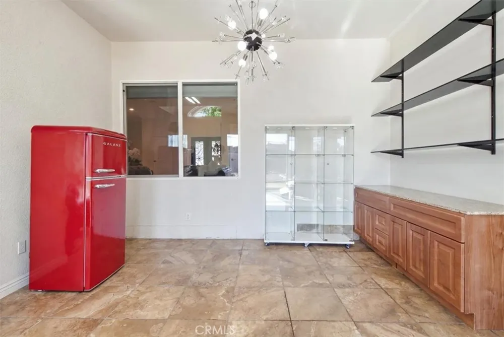 6525 Mary Ellen Valley Glen, CA 91401