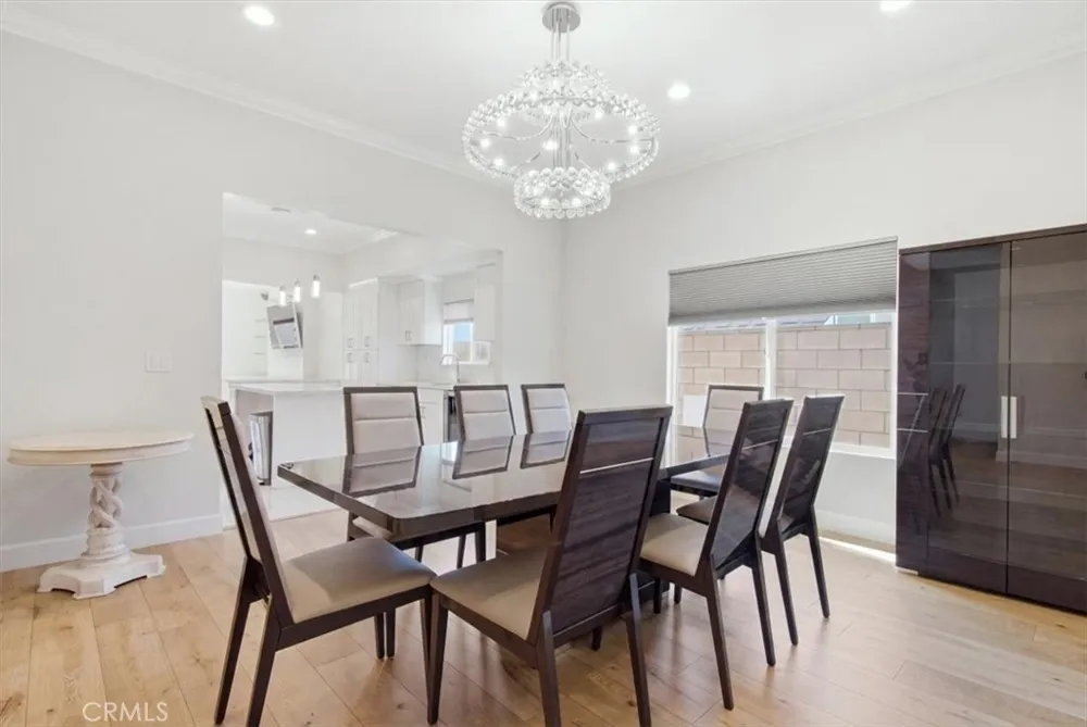 6525 Mary Ellen Valley Glen, CA 91401