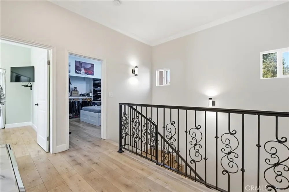 6525 Mary Ellen Valley Glen, CA 91401
