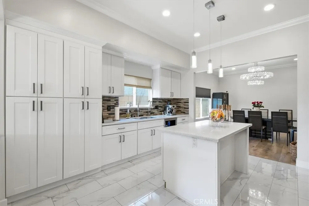 6525 Mary Ellen Valley Glen, CA 91401